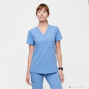 BRAND NEW NEVER WORN Figs Catarina One Pocket Scrub Top Size XS Ceil Blue
